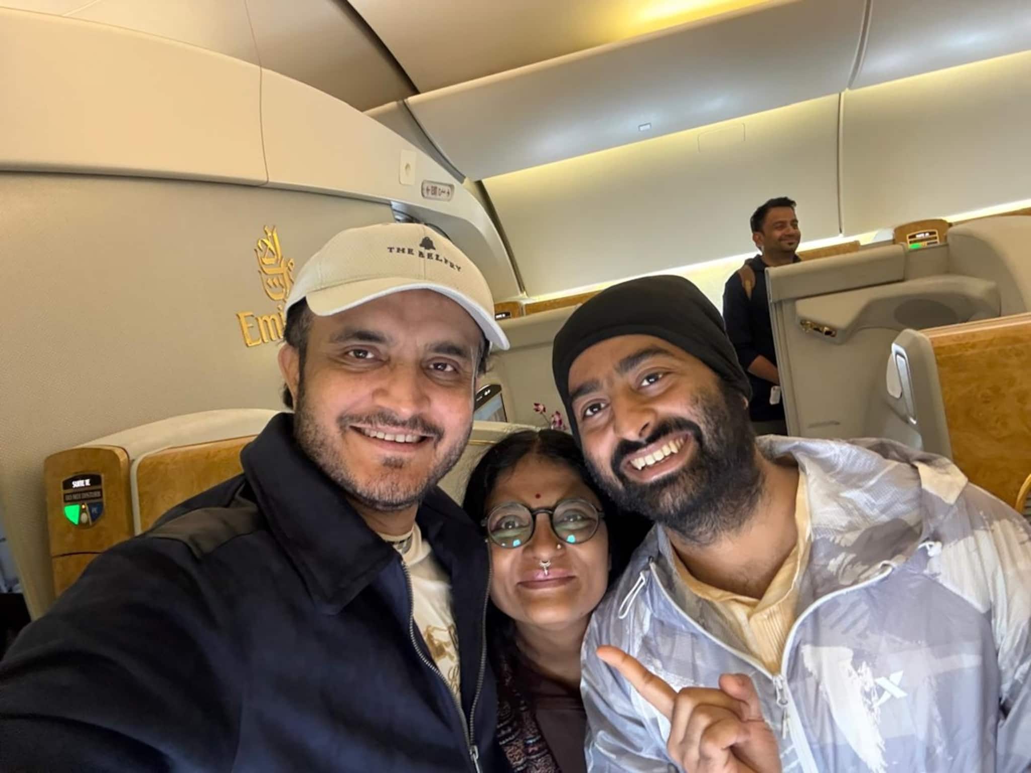 অরিজিতের সঙ্গে দেখা সৌরভের, দক্ষিণ আফ্রিকায় কোচিং করাতে যাওয়ার পথে খোশমেজাজের সেলফি অরিজিতের সঙ্গে দেখা সৌরভের, দক্ষিণ আফ্রিকায় কোচিং করাতে যাওয়ার পথে খোশমেজাজের সেলফি