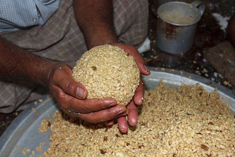 মোয়ার দাম বাড়ানোর কথাও ভাবছেন কেউ কেউ। স্থানীয় সূত্রের খবর, মোয়া তৈরির প্রায় সমস্ত উপকরণেরই দাম বেড়েছে। ভাল মানের কনকচুর ধানের খই প্রতি বস্তা ৮০০ টাকা থেকে বেড়ে প্রায় ১২০০ টাকা হয়েছে।