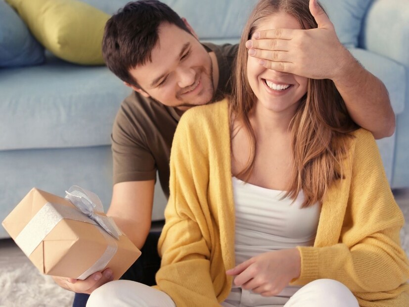 *যদি আপনার বিবাহিত জীবনে কোনও সমস্যা থাকে, তাহলে আজ রাতে স্বামী-স্ত্রী উভয়েরই একটি পাত্রে জল এবং দুধ মিশিয়ে চাঁদকে জল অর্পণ করা উচিত। জল অর্পণ করার সময়, 'ওঁ শ্রমম শ্রীম শ্রমম সহ চন্দ্রমসে নমঃ' মন্ত্রটিও জপ করুন। এটি করলে উভয়ের সম্পর্ক মজবুত হয় এবং বৈবাহিক জীবন মজবুত হয়। এছাড়াও, যদি রাশিফলের মধ্যে চন্দ্র দোষ থাকে, তবে তাও দূর হবে।