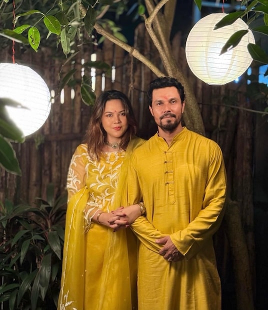 *সুখী বিবাহিত এই দম্পতি ২০২২ সালে তাদের সম্পর্ক আনুষ্ঠানিকভাবে ঘোষণা করার জন্য ইনস্টাগ্রামে গিয়েছিলেন। এক বছর পরে, তারা মণিপুরের ইম্ফলে একটি ঐতিহ্যবাহী অনুষ্ঠানের মাধ্যমে বিয়ে সম্পন্ন করেন। সংগৃহীত ছবি। 