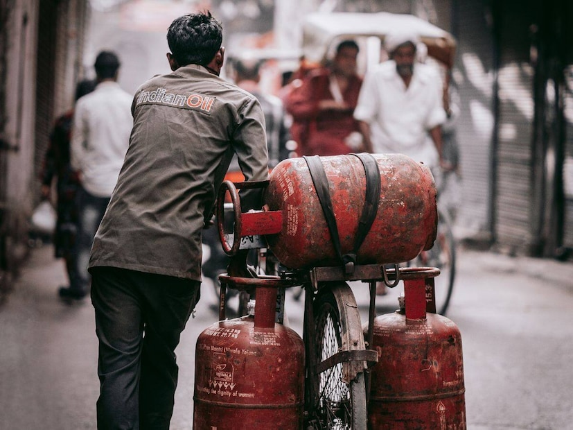 ২০১৪ সালে ১৪.৫২ কোটি গ্যাস সংযোগ থাকলেও, ২০২৫ সালের মধ্যে এই সংখ্যা বেড়ে ৩৩.৫২ কোটিতে পৌঁছেছে। এই ক্রমবর্ধমান চাহিদার কথা মাথায় রেখে, এলপিজি এজেন্সি খোলার ব্যবসা কিন্তু এখন একটি দুর্দান্ত বাণিজ্যিক বিকল্প হয়ে উঠছে।