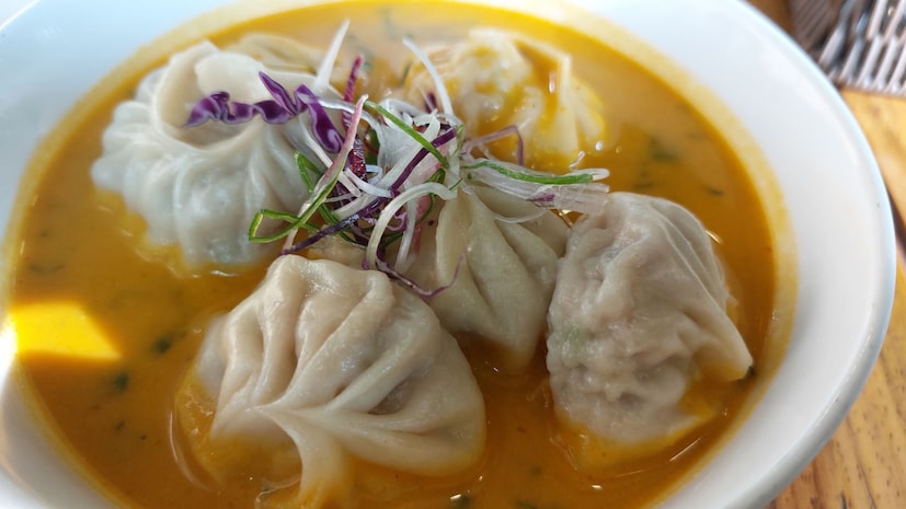 সম্প্রতি ২ দিনের সফরে ভারতে এসেছিলেন রাশিয়ার প্রেসিডেন্ট ভ্লাদিমির পুতিন৷ গত শুক্রবার পুতিনের সম্মানে ভারতের রাষ্ট্রপতি ভবনে আয়োজিত হয়েছিল এলাহী নৈশভোজ৷ সেই ভোজের মেন্যুতে প্রায় সকলেরই নজর কেড়েছে এই ‘ঝোল মোমো’৷ নাম এরকম হলেও, এই মোমো কিন্তু, শীতের সন্ধ্যার দুর্দান্ত আরামদায়ক খাবার হয়ে উঠতে পারে৷ আর তা বাড়িতে বানানোও দারুণ সোজা৷