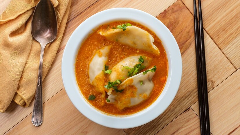 নেপাল থেকে উৎপত্তি৷ ঝোল মোমো হল একটা জনপ্রিয় স্ট্রিট ফুড৷ যেখানে ভাপে ভাপে তৈরি ডাম্পলিং ঝোলের মতো ঝালঝাল সুস্বাদু পাতলা, স্যুপে পরিবেশন করা হয়। সাধারণ মোমোর বদলে ঝোল মোমো টমেটো, তিল, চিনাবাদাম, রসুন এবং মরিচ দিয়ে তৈরি একটা বিশেষ মশলাদার, টক ঝোলের মধ্যে ডুবিয়ে রাখা হয়। যা দুর্দান্ত অ্যারোম্যটিক এবং স্বাদের সংক্রান্ত সমস্ত ইন্দ্রিয়কে মুহূর্তে চাঙ্গা করে দেয়।