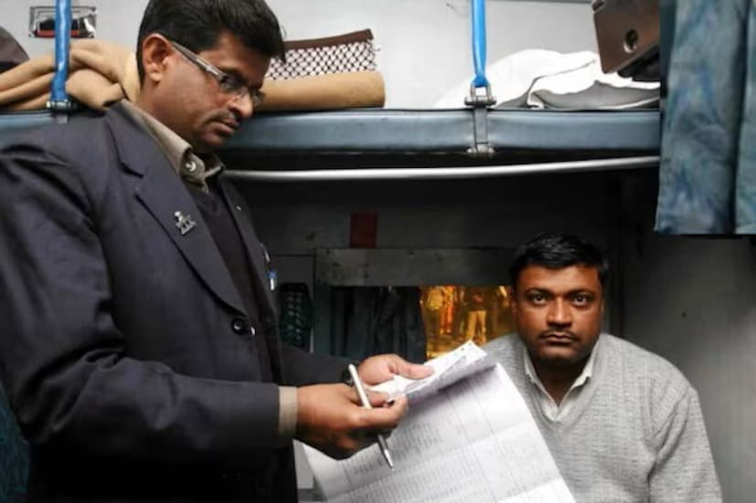বুকিংয়ের ট্রিকস: মূল কথা হল, একটি পিএনআরের অধীনে কেবল একজন বা দু’জন প্রবীণ নাগরিককেই লোয়ার বার্থ দেওয়া হয়ে থাকে। যদি তিনজন বা তাঁর বেশিজন একসাথে টিকিট বুক করেন, তাহলে সিস্টেমটি সব ক’টা লোয়ার বার্থ বরাদ্দ না-ও করতে পারে এবং কিছু যাত্রী মিডল বা আপার বার্থ পেতেই পারেন। এমন ক্ষেত্রে কী করা উচিত?