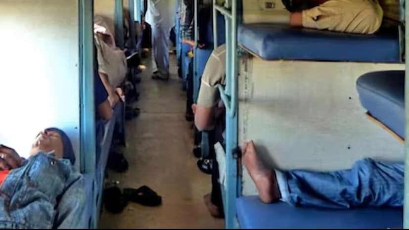 বুকিংয়ের ট্রিকস: মূল কথা হল, একটি পিএনআরের অধীনে কেবল একজন বা দু’জন প্রবীণ নাগরিককেই লোয়ার বার্থ দেওয়া হয়ে থাকে। যদি তিনজন বা তাঁর বেশিজন একসাথে টিকিট বুক করেন, তাহলে সিস্টেমটি সব ক’টা লোয়ার বার্থ বরাদ্দ না-ও করতে পারে এবং কিছু যাত্রী মিডল বা আপার বার্থ পেতেই পারেন। এমন ক্ষেত্রে কী করা উচিত?