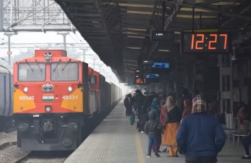 স্লিপার ক্লাসে, এই কোটার অধীনে প্রতি কোচে প্রায় ৬-৭টি লোয়ার বার্থ সংরক্ষিত থাকে, যেখানে থার্ড এসি-তে ৪-৫টি এবং সেকেন্ড এসি-তে ৩-৪টি আসন থাকে। এই সীমার উপর ভিত্তি করে আসন বরাদ্দ করা হয়। নয়াদিল্লি-ডিব্রুগড় রাজধানী এক্সপ্রেসের একটি সাম্প্রতিক ভাইরাল ভিডিওতে বয়স্ক যাত্রীদের এই উদ্বেগপ্রকাশ করতে দেখে, টিটিই জানান যে, দুজনের বেশি প্রবীণ নাগরিক একটি পিএনআর-এর আওতায় টিকিট না কেটে যদি আলাদা গ্রুপে ভাগ হয়ে কাটেন, তাহলে লোয়ার বার্থ পাওয়ার সম্ভাবনা বাড়ে৷