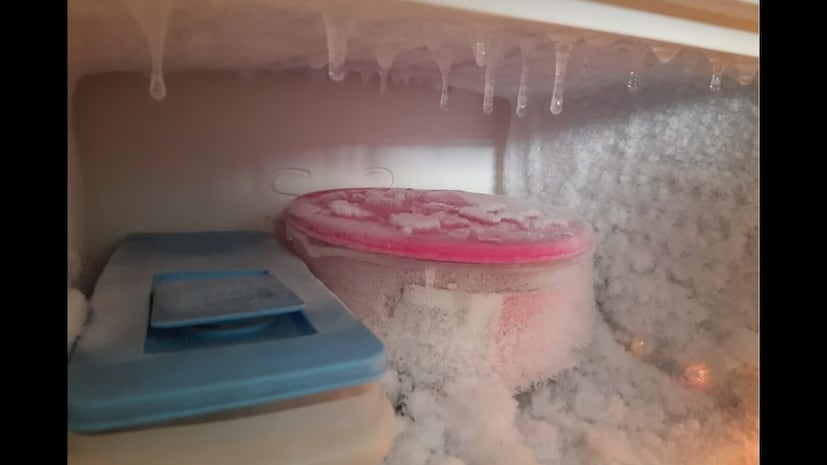 অতিরিক্ত বরফ জমার ফলে আপনাকে ফ্রিজ বা ডিপ ফ্রিজারে রাখা কিছু জিনিসপত্র বের করে ফেলতে হতে পারেন। যদি ডিফ্রস্ট বোতামটি কাজ না করে, তাহলে অনেকেই ফ্রিজটি সম্পূর্ণরূপে বন্ধ করে দেন যাতে বরফটি নিজে থেকেই গলে যায়।