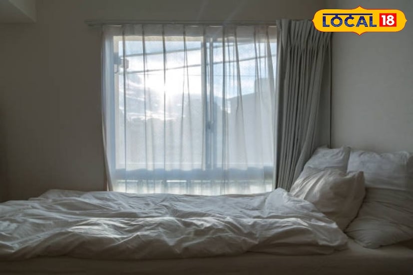 বেশিরভাগ ক্ষেত্রে ঘরে ঠান্ডা আসে খোলা জানালা এবং দরজা দিয়ে। এক্ষেত্রে দুর্দান্ত কার্যকরী হতে পারে পর্দার ভূমিকা। শীতকালে ভারী বা তাপ নিরোধক পর্দা ব্যবহার করা উচিত। উজ্জ্বল রঙের পর্দা ব্যবহার করুন শীতকালে ঘর উষ্ণ রাখতে।