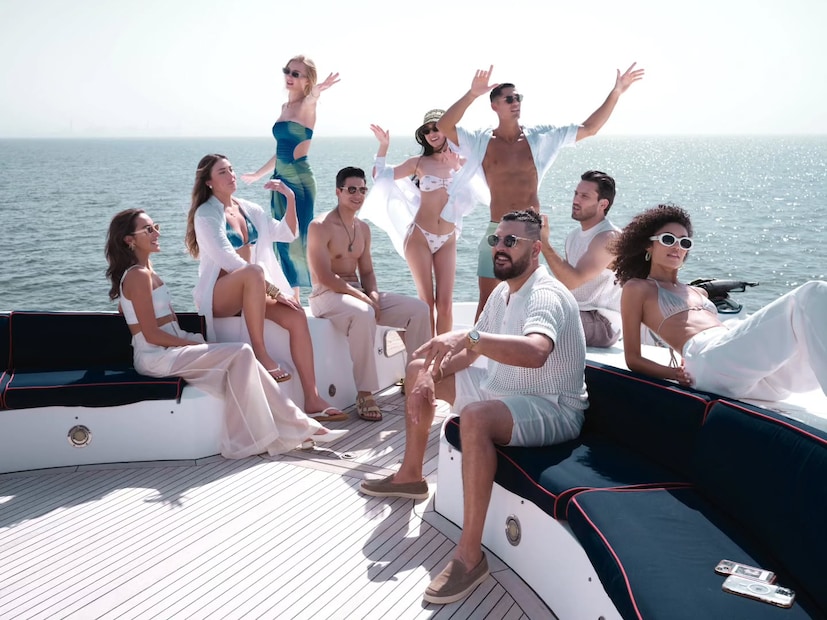 যুবরাজের এই ছবিগুলোতে তাঁর বন্ধু এবং টিম ইন্ডিয়ার প্রাক্তন স্পিনার হরভজন সিং-ও কমেন্ট করেছেন। ভাজ্জি যুবিকে ঠাট্টা করে বলেছেন, তুমি কি বাড়ি যাবে নাকি যাবে না! এত মহিলাদের এক জায়গায় নিয়ে এসেছো। ভদ্র হয়ে যাও।