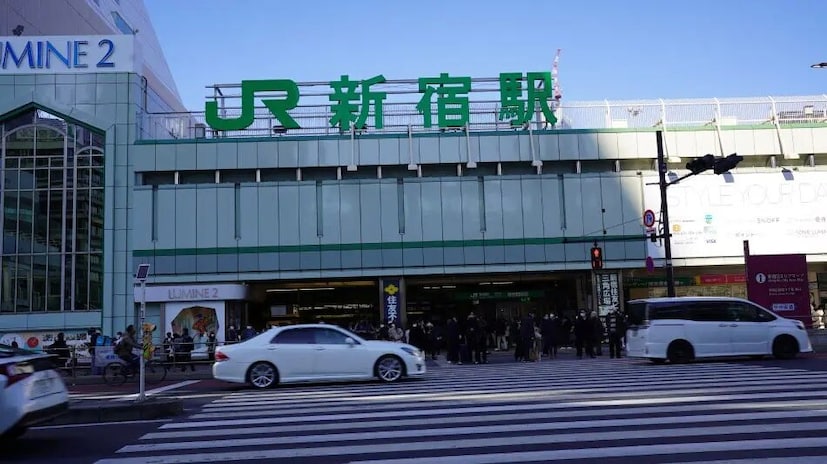 *যদি আপনি ভাবেন কী আবার এমন সুন্দর জিনিস দেখবেন? তাহলে ভুল হচ্ছে। সেই পথ ধরে একটু হাঁটলেই আপনি সবুজে মোড়া শিনজুকু গিওয়েন বাগানে পৌঁছে যাবেন, যার সৌন্দর্য স্বর্গীয়।
