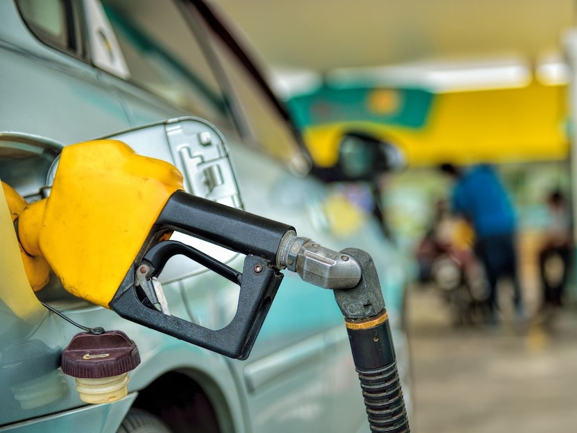 *যদি আপনার মনে হয় যে আপনি প্রতারিত হয়েছেন, তাহলে আপনি https://pgportal.gov.in/ পোর্টালে গিয়ে অভিযোগ দায়ের করতে পারেন। অথবা পেট্রোল পাম্পগুলিতে লেখা টোল-ফ্রি নম্বরে কল করে অভিযোগ দায়ের করতে পারেন। যদি পাম্প মালিক প্রতারণা করেছেন বলে প্রমাণিত হয়, তাহলে তাকে সেই অনুযায়ী জরিমানা করা হবে। (বিঃদ্রঃ এই তথ্য ইন্টারনেট উৎস থেকে সংগ্রহ করা, আরও তথ্যের জন্য বিশেষজ্ঞের সঙ্গে যোগাযোগ করুন)।