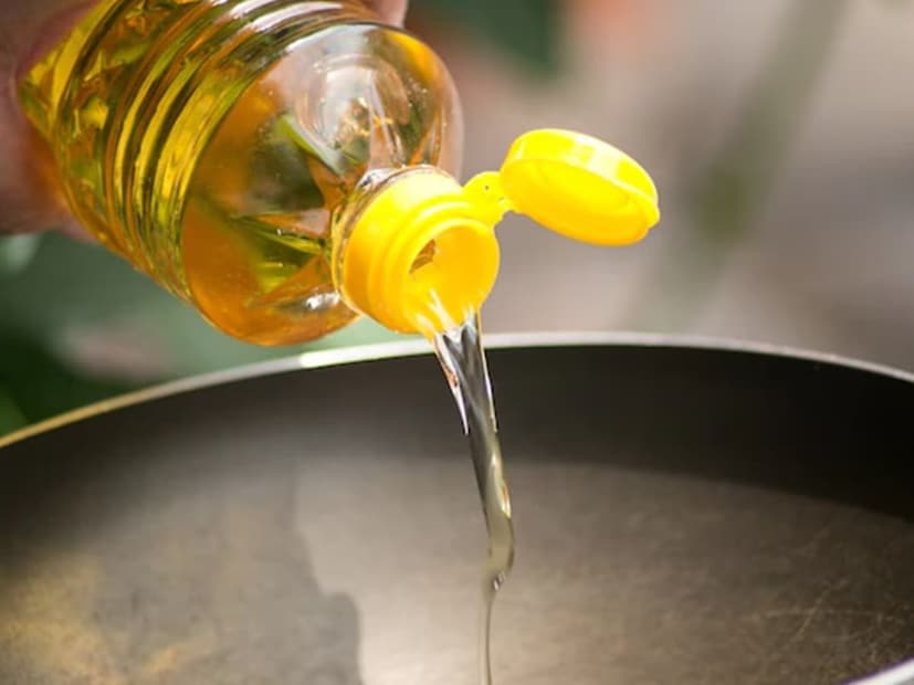 শীতকালে রান্নায় সর্ষের তেল ব্যবহার করলে শরীরের প্রাকৃতিক উপকারিতা পাওয়া যায়। কারণ এই তেলের অ্যান্টিব্যাকটেরিয়াল এবং অ্যান্টিঅক্সিডেন্ট বৈশিষ্ট্য রোগ প্রতিরোধ ক্ষমতা বাড়ায় দুর্দান্ত ভাবে।