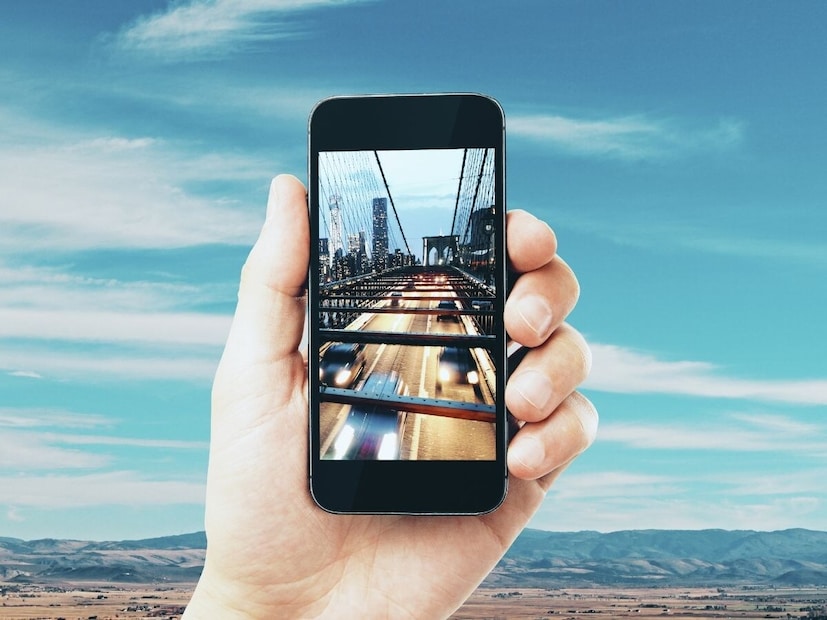 হাই-রেজোলিউশনের ওয়ালপেপারের কিছুটা প্রভাব থাকতে পারে। খুব বড় সাইজের, HDR বা ভারী গ্রেডিয়েন্টযুক্ত ওয়ালপেপার ব্যবহার করলে GPU-র ওপর একটু বেশি চাপ পড়ে। এই প্রভাব খুব বেশি নয়, তবে পুরোনো বা লো-এন্ড ফোনে খানিকটা পার্থক্য অনুভূত হতে পারে।