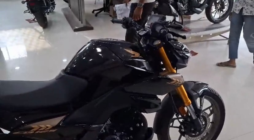 डिस्क ब्रेक और दो सवारियों के लिए आरामदायक सीट।