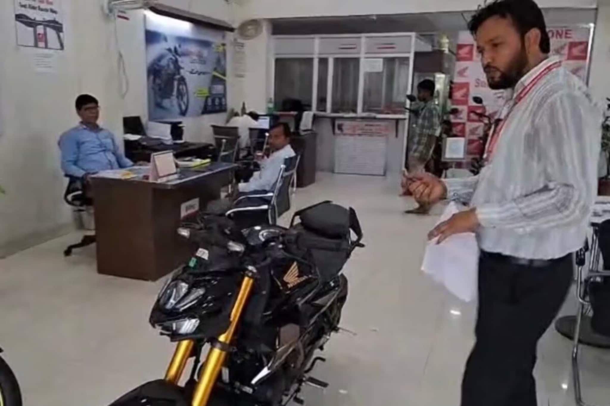 একসময় স্বপ্নের বাইক, এখন হাতের নাগালে—এই দামে কিনতে ব্যস্ত ক্রেতারা একসময় স্বপ্নের বাইক, এখন হাতের নাগালে—এই দামে কিনতে ব্যস্ত ক্রেতারা