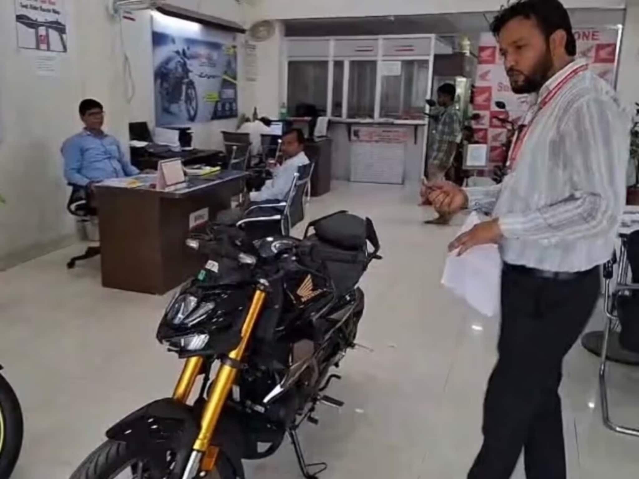 একসময় স্বপ্নের বাইক, এখন হাতের নাগালে—এই দামে কিনতে ব্যস্ত ক্রেতারা একসময় স্বপ্নের বাইক, এখন হাতের নাগালে—এই দামে কিনতে ব্যস্ত ক্রেতারা