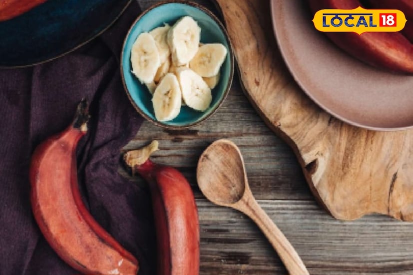 লাল কলা ফাইবার সমৃদ্ধ, যা হজমশক্তি উন্নত করে। এগুলি বিশেষ করে কোষ্ঠকাঠিন্য, গ্যাস বা অ্যাসিডিটির সমস্যায় ভুগছেন এমন ব্যক্তিদের জন্য উপকারী। এর প্রাকৃতিক বৈশিষ্ট্যগুলি অন্ত্র পরিষ্কার করতে এবং পাচনতন্ত্রকে শক্তিশালী করতে সাহায্য করে। নিয়মিত এগুলি খেলে হালকা বোধ হয় এবং ক্ষুধা বৃদ্ধি পায়, যা শিশু থেকে বৃদ্ধ সকল বয়সের মানুষের জন্য উপকারী।