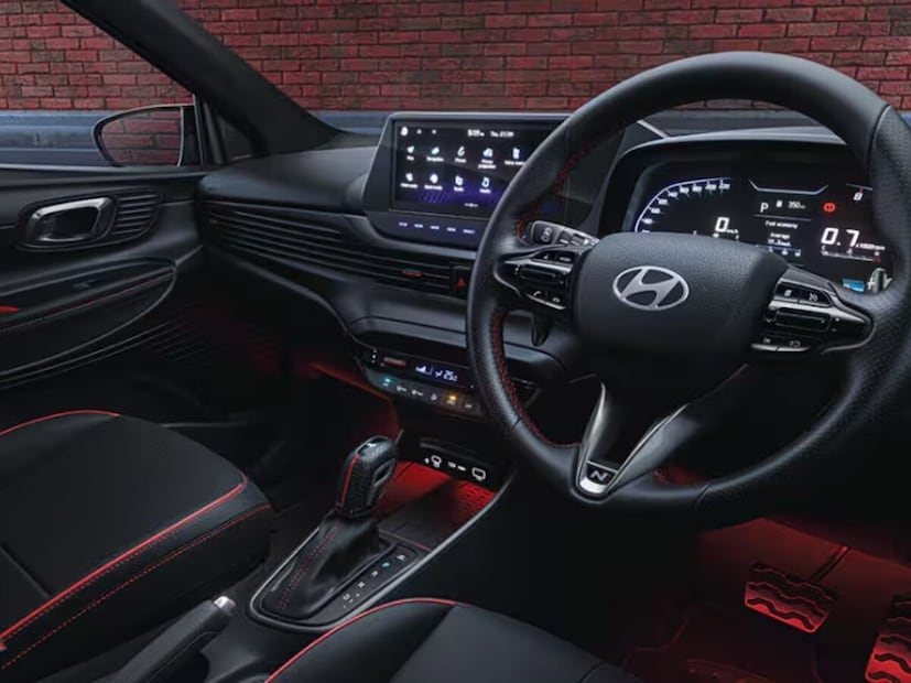 এটি মূলত ট্র্যাফিক নিয়মের কারণে, যেখানে যানবাহনকে রাস্তার বাম পাশে চলাচল করতে হয়। এই নিয়মটি ব্রিটিশ শাসনামলে ভারতে প্রবর্তিত হয়, যখন ১৯৪৭ সালের আগে ব্রিটিশরা ভারত শাসন করত। এটি মূলত ট্র্যাফিক নিয়মের কারণে, যেখানে যানবাহনকে রাস্তার বাম পাশে চলাচল করতে হয়। এই নিয়মটি ব্রিটিশ শাসনামলে ভারতে প্রবর্তিত হয়, যখন ১৯৪৭ সালের আগে ব্রিটিশরা ভারত শাসন করত।