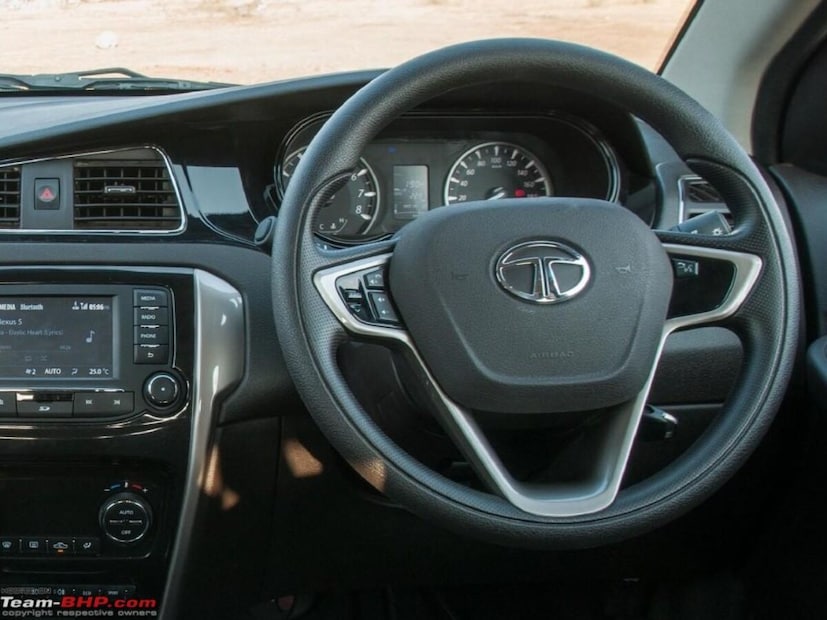  বাম দিকে গাড়ি চালানোর নিয়মের কারণে ডান পাশে বসে গাড়ি চালানোর এই প্রথা গাড়িতেও বজায় রাখা হয়েছে।