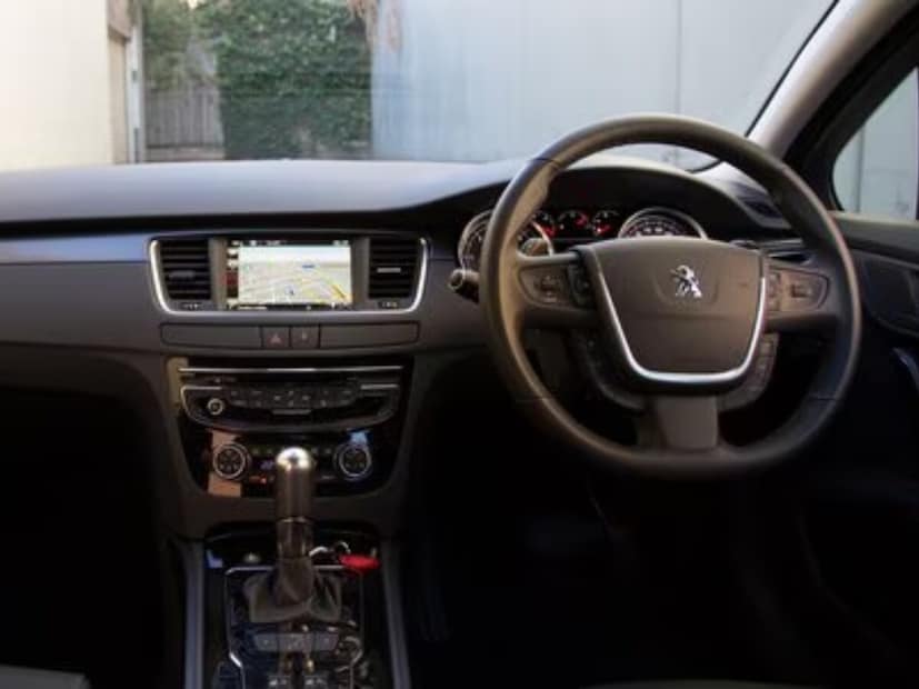  সময়ের সঙ্গে সঙ্গে যখন ঘোড়া-গাড়ির জায়গা গাড়ি দখল করে নেয়, তখনও চালকের আসন ডান দিকেই রাখা হয়, যাতে চালক সামনে ও বিপরীত দিকের যানবাহন স্পষ্টভাবে দেখতে পারেন।