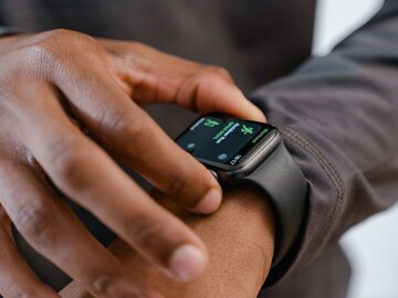 যার হাতে জন্ম অ্যাপল ওয়াচের, সেই হাতেই নেই ঘড়ি! কারণ জানলে আপনিও বদলাতে পারেন অভ্যাস