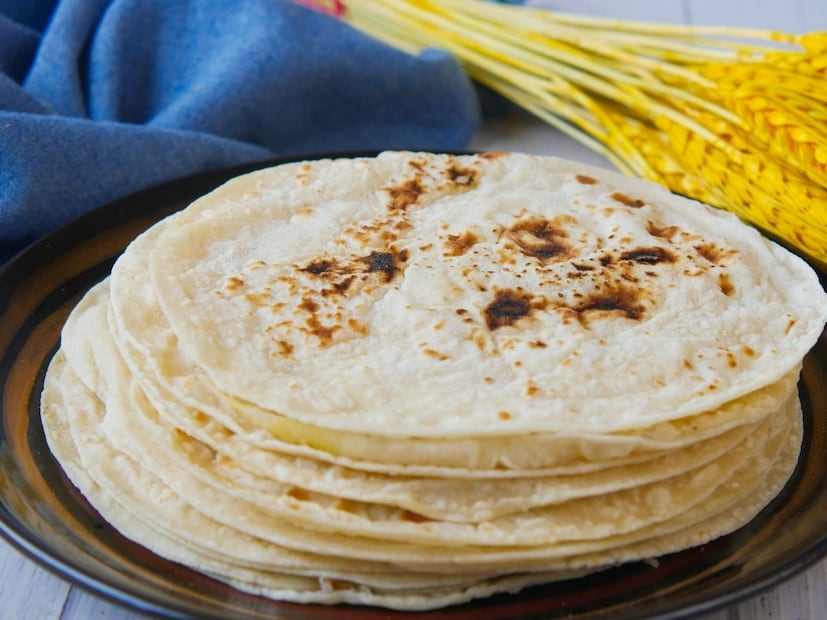 *সকালের টিফিন হোক বা সন্ধ্যার জল-খাবার, বাংলার প্রায় প্রতিটি বাড়িতে নরম এবং সুস্বাদু রুটি হয়ই। কিন্তু যতই চেষ্টা করুন না কেন, বেশিরভাগ ক্ষেত্রেই রুটি শক্ত হয়ে যায়, কখনও কখনও আবার রুটি টাটকা হলেও, বাসি রুটির মত ভেঙে যায়। 'আজকের রুটি ভাল হয়নি', এই অভিযোগ প্রায় প্রতিটি গৃহিণীকেই শুনতে হয়। সংগৃহীত ছবি। *সকালের টিফিন হোক বা সন্ধ্যার জল-খাবার, বাংলার প্রায় প্রতিটি বাড়িতে নরম এবং সুস্বাদু রুটি হয়ই। কিন্তু যতই চেষ্টা করুন না কেন, বেশিরভাগ ক্ষেত্রেই রুটি শক্ত হয়ে যায়, কখনও কখনও আবার রুটি টাটকা হলেও, বাসি রুটির মত ভেঙে যায়। 'আজকের রুটি ভাল হয়নি', এই অভিযোগ প্রায় প্রতিটি গৃহিণীকেই শুনতে হয়। সংগৃহীত ছবি।