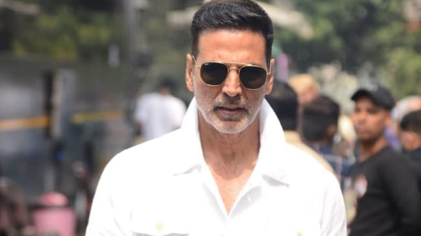 অক্ষয় কুমার দীর্ঘদিন ধরে বলিউডের সবচেয়ে ধনী এবং বহুমুখী অভিনেতাদের একজন। তিন দশকেরও বেশি সময় ধরে, তিনি নিজেকে একজন অ্যাকশন হিরো, রোমান্টিক নায়ক, কৌতুকাভিনেতা এবং সমাজ সচেতন অভিনেতা হিসেবে নতুন করে প্রতিষ্ঠিত করেছেন। ব্লকবাস্টার ফ্র্যাঞ্চাইজি, জাতীয় পুরষ্কার এবং শৃঙ্খলা ও ধারাবাহিকতার জন্য খ্যাতি অর্জনের মাধ্যমে, তিনি মূলধারার হিন্দি সিনেমায় অবিচল রয়েছেন। (ছবি: ইনস্টাগ্রাম) অক্ষয় কুমার দীর্ঘদিন ধরে বলিউডের সবচেয়ে ধনী এবং বহুমুখী অভিনেতাদের একজন। তিন দশকেরও বেশি সময় ধরে, তিনি নিজেকে একজন অ্যাকশন হিরো, রোমান্টিক নায়ক, কৌতুকাভিনেতা এবং সমাজ সচেতন অভিনেতা হিসেবে নতুন করে প্রতিষ্ঠিত করেছেন। ব্লকবাস্টার ফ্র্যাঞ্চাইজি, জাতীয় পুরষ্কার এবং শৃঙ্খলা ও ধারাবাহিকতার জন্য খ্যাতি অর্জনের মাধ্যমে, তিনি মূলধারার হিন্দি সিনেমায় অবিচল রয়েছেন। (ছবি: ইনস্টাগ্রাম)