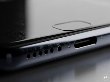 মোবাইলের চার্জিং পোর্টের পাশে ছোট্ট ছিদ্র কেন থাকে? সঠিক উত্তর জানেন হাতে গোনা কয়েকজনই!