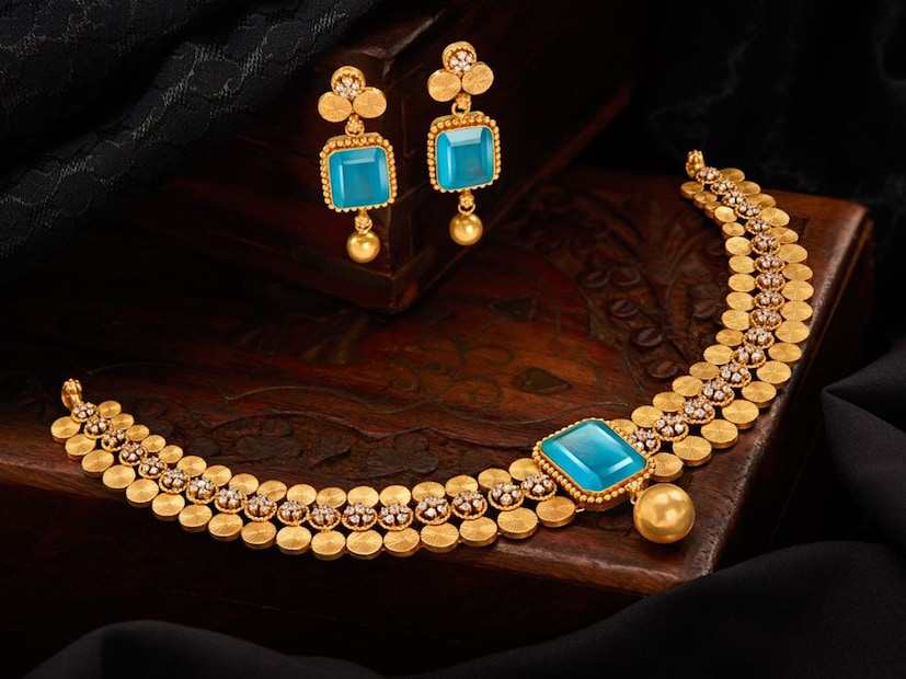 2025ஆம் ஆண்டு தொடக்கம் முதலே தங்கம் விலை உயர்ந்து வருகிறது. அதேபோல் வெள்ளி விலையும் வரலாறு காணாத உச்சத்தை எட்டி வருகிறது. இந்த நிலையில், 22 காரட் தங்கத்தை வாங்குவது நுகர்வோருக்கு கடினமாகியுள்ளது. ஆண்டின் தொடக்கத்தில் 10 கிராம் தங்கத்தின் விலை சுமார் ரூ.80,000ஆக இருந்த நிலையில், அது தற்போது ரூ.1.42 லட்சத்தை எட்டியுள்ளது. விலைகள் அதிகரித்த போதிலும், சந்தையில் தங்கம் கொள்முதல் நிற்கவில்லை. ஏனென்றால், கடுமையாக விலை உயர்ந்த தங்கத்திற்கு மாற்றாக மக்கள் விலை குறைந்த மாற்றுகளை தேடி வருகின்றனர். 2025ஆம் ஆண்டு தொடக்கம் முதலே தங்கம் விலை உயர்ந்து வருகிறது. அதேபோல் வெள்ளி விலையும் வரலாறு காணாத உச்சத்தை எட்டி வருகிறது. இந்த நிலையில், 22 காரட் தங்கத்தை வாங்குவது நுகர்வோருக்கு கடினமாகியுள்ளது. ஆண்டின் தொடக்கத்தில் 10 கிராம் தங்கத்தின் விலை சுமார் ரூ.80,000ஆக இருந்த நிலையில், அது தற்போது ரூ.1.42 லட்சத்தை எட்டியுள்ளது. விலைகள் அதிகரித்த போதிலும், சந்தையில் தங்கம் கொள்முதல் நிற்கவில்லை. ஏனென்றால், கடுமையாக விலை உயர்ந்த தங்கத்திற்கு மாற்றாக மக்கள் விலை குறைந்த மாற்றுகளை தேடி வருகின்றனர்.