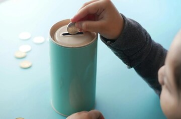 সন্তানের ভবিষ্যৎ নিয়ে চিন্তা? পোস্টঅফিসের এই স্কিমগুলিতে টাকা রাখতে পারেন নিশ্চিন্তে