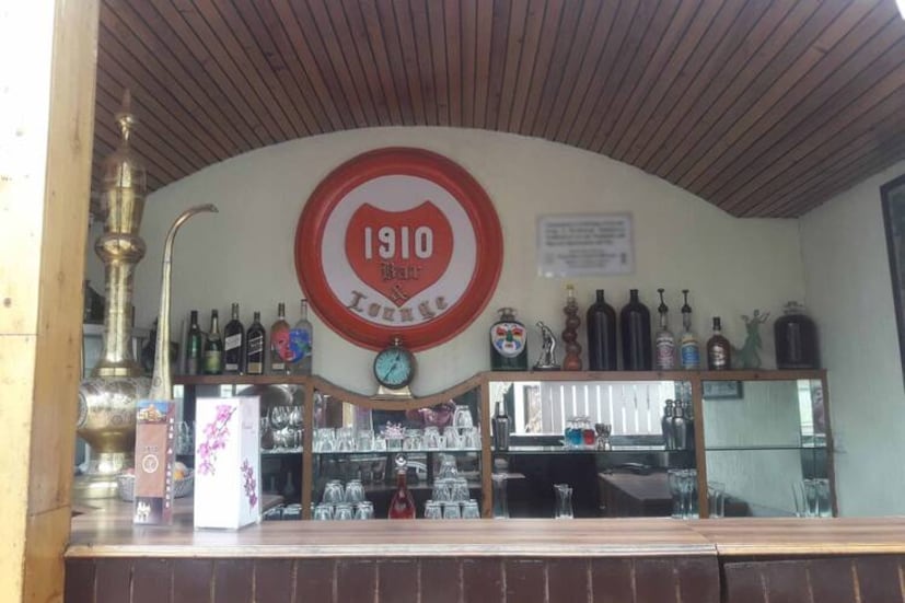 এদিকে একটু শান্ত লাউঞ্জ-স্টাইল পরিবেশ চাইলে 1910 – The Lounge Bar হয়ে উঠছে নতুন ঠিকানা। হিমশীতল হাওয়া কেটে ভিতরে উষ্ণ আবহ, জানালার ওপাশে পাহাড়ি আলো আর হাতে এক গ্লাস ওয়াইন—শান্ত সন্ধ্যা কাটানোর আদর্শ জায়গা বলে মনে করছেন অনেক পর্যটকই।