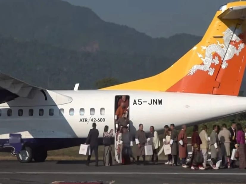 সোমবার রাজকীয় অনুষ্ঠানে ভুটানের প্রধানমন্ত্রী শেরিং টোবগে ড্রুক এয়ারের এই পরিষেবার উদ্বোধন করেন। 