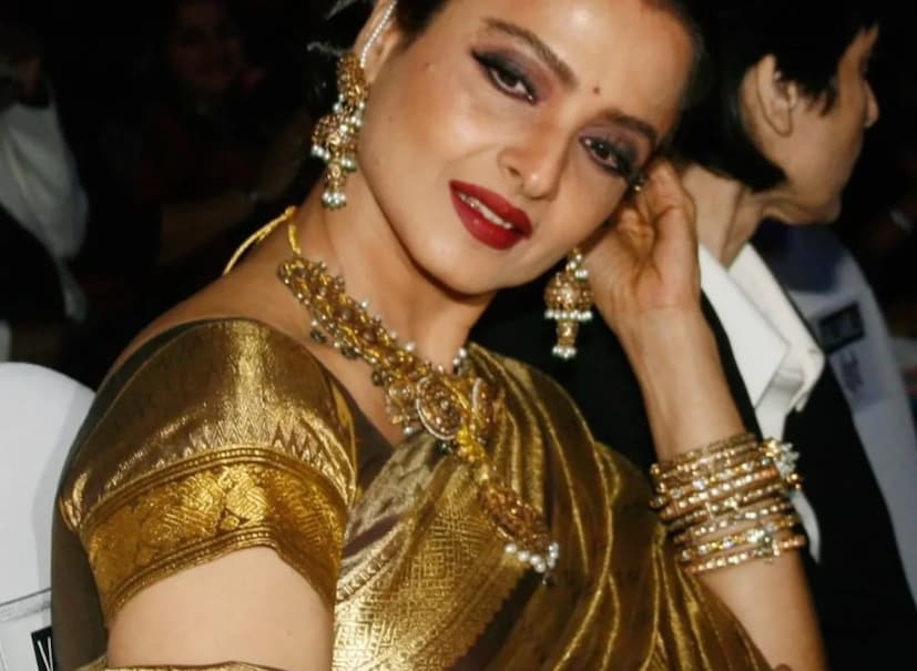 প্রয়াত অভিনেতা জেমিনি গণেশন এবং পুষ্পবল্লীর কন্যা রেখার জন্ম ১৯৫৪ সালে। তাঁর অভিনয় জীবনে রেখা ২০০ টিরও বেশি ছবিতে অভিনয় করেছেন। তাঁর অসাধারণ অভিনয়ের জন্য, রেখা জাতীয় পুরস্কার সহ অসংখ্য সম্মান পেয়েছেন। সিনেমায় তাঁর অবদানের স্বীকৃতিস্বরূপ, কেন্দ্রীয় সরকার ২০১০ সালে তাকে পদ্মশ্রীতে ভূষিত করে। রেখাকে ভারতীয় চলচ্চিত্র জগতে একজন কিংবদন্তি হিসেবে বিবেচনা করা হয়। 