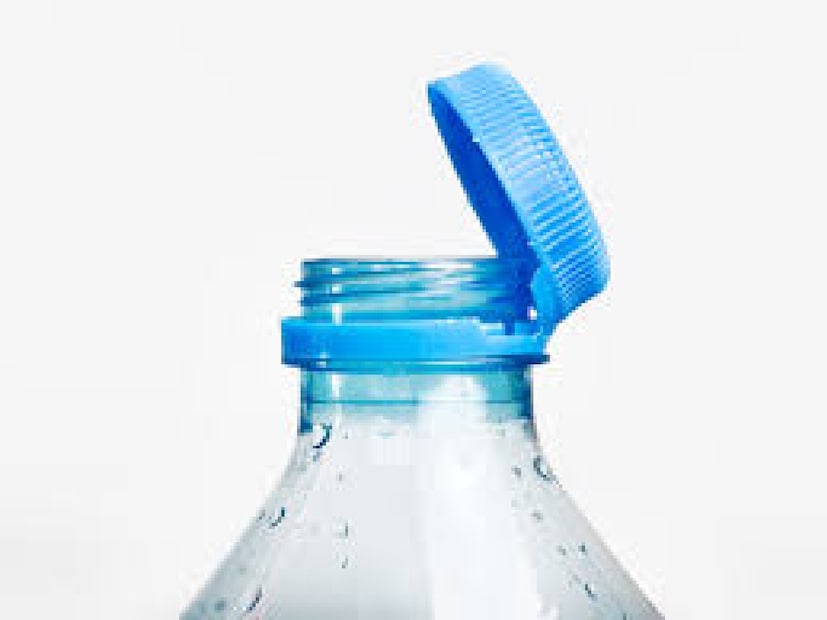 নীল-- নীল রঙের ক্যাপটি ইঙ্গিত দেয় যে বোতলটিতে প্রাকৃতিক ঝর্ণার জল রয়েছে। এটি প্রাকৃতিক উৎস থেকে প্রাপ্ত জল যা হালকাভাবে ফিল্টার করা হয়েছে। এই জলকে প্রকৃতির খাঁটি স্বাদ এবং খনিজ পদার্থ হিসেবে বিবেচনা করা হয়।