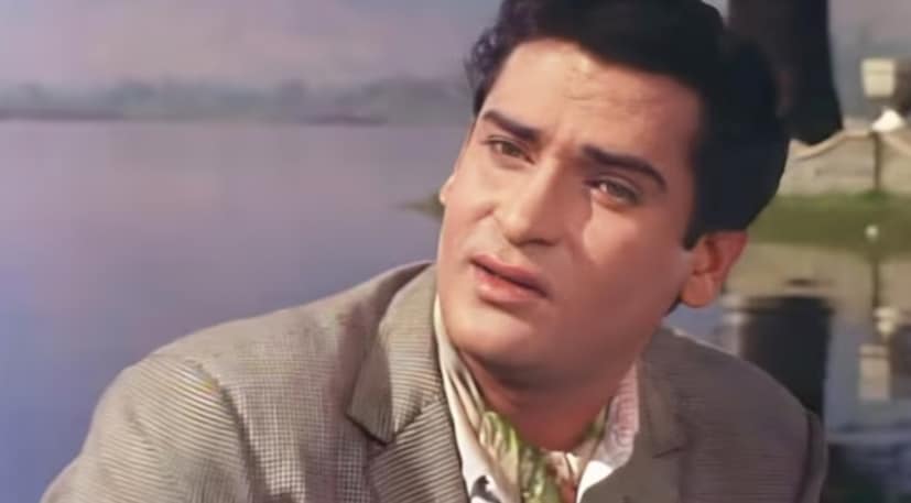 বলিউডের বর্ষীয়ান অভিনেতা শাম্মী কাপুর ছিলেন স্ট্রিট ফুডের প্রতিও। আশ্চর্যজনকভাবে, তাঁর প্রথম পছন্দ ছিল মুম্বাইয়ের সিগনেচার খাবার, বড়া পাও নয়। 