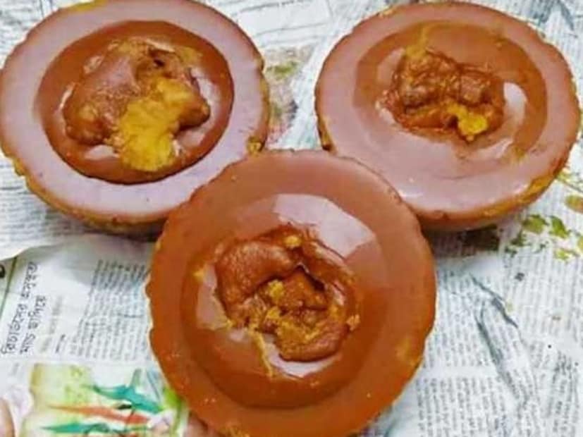 শীতের শুরু থেকেই খেজুরে গুড় নিতে ক্রেতার হিড়িক এখানে। শীতে টানা প্রায় ৩ মাস, সকাল থেকে শুরু হয় এখানে গুড় তৈরি। রাজ্য সড়ক লাগোয়া গঙ্গাধরপুর অগ্রদূত মাঠে গুড় তৈরি হচ্ছে। গুড়ের গন্ধে এলাকা মো-মো করছে।