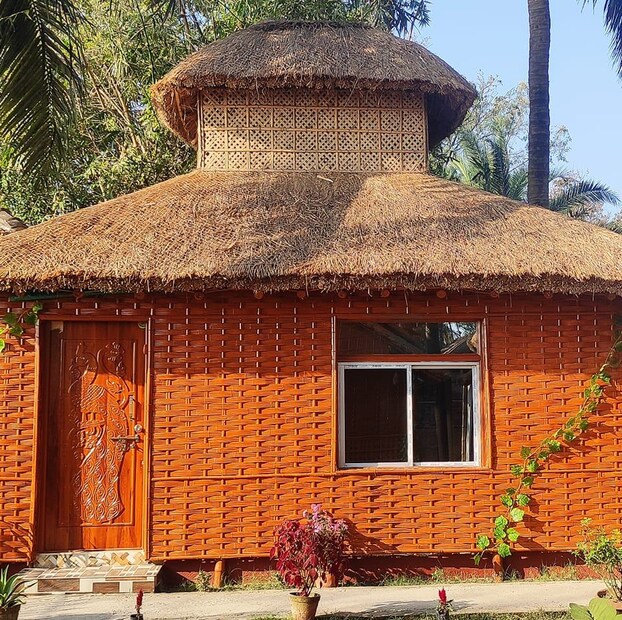 কটেজের জানলা খুললেই সামনে ভেসে ওঠে ইছামতীর নীরব জলে দুপুরের আলো, আর ওপারে বাংলাদেশের গ্রামীণ দৃশ্যপট। পাখির কলতান আর হালকা বাতাসে ভেসে আসা নদীর গন্ধ যেন মুহূর্তেই পর্যটকদের মুগ্ধ করে। এখানে রয়েছে নিজস্ব পুকুরে ফিশিং করার সুযোগ, যা ভ্রমণের আনন্দকে আরও বাড়িয়ে দেয়। পাশাপাশি আছে একটি পিকনিক স্পট, যেখানে পরিবার বা বন্ধুবান্ধব নিয়ে নিশ্চিন্তে সময় কাটানো যায়। (Photo -Facebook)