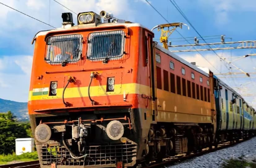 ৯টি রাজ্য এবং ৫০টিরও বেশি স্টেশনের মধ্য দিয়ে যাওয়া এই সুপারফাস্ট এক্সপ্রেস যাত্রীদের দেশের বৈচিত্র্যময় প্রাকৃতিক দৃশ্য এবং সংস্কৃতি প্রত্যক্ষ করার এক জীবনে একবারের সুযোগ করে দেয়। স্বামী বিবেকানন্দের ১৫০ তম জন্মবার্ষিকী উদযাপনের জন্য ২০১১-১২ সালের রেল বাজেটে বিবেক এক্সপ্রেস চালু করা হয়েছিল। এর নামকরণ তাঁর ঐক্য ও সেবার দৃষ্টিভঙ্গির প্রতি শ্রদ্ধার্ঘ্য জানিয়ে তৈরি হয়।(Representative Image)