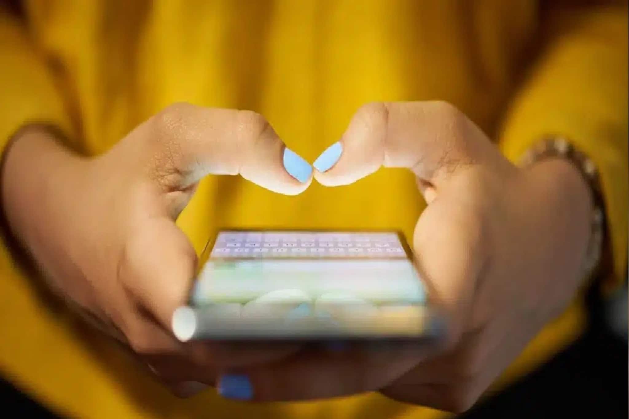 সোশ্যাল মিডিয়ায় ঘাপটি মেরে বসে, কোনও লাইক নয়-কোনও কমেন্ট নয়! 'নীরব স্ক্রোলাররা' কেমন জানুন সোশ্যাল মিডিয়ায় ঘাপটি মেরে বসে, কোনও লাইক নয়-কোনও কমেন্ট নয়! 'নীরব স্ক্রোলাররা' কেমন জানুন