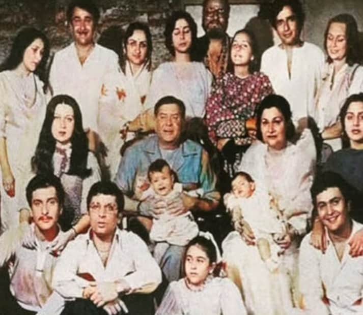 কাপুর পরিবার বলিউডের ইতিহাসে উজ্জ্বল একটি নাম, যার উত্তরাধিকার প্রজন্মের পর প্রজন্ম ধরে বলিউড শাসন করছে। পৃথ্বীরাজ কাপুর থেকে রাজ কাপুর, শাম্মী কাপুর, শশী কাপুর, এবং আজ, কারিনা এবং রণবীর... এই পরিবার ইন্ডাস্ট্রিকে অসংখ্য স্টার দিয়েছে। কাপুর পরিবার বলিউডের ইতিহাসে উজ্জ্বল একটি নাম, যার উত্তরাধিকার প্রজন্মের পর প্রজন্ম ধরে বলিউড শাসন করছে। পৃথ্বীরাজ কাপুর থেকে রাজ কাপুর, শাম্মী কাপুর, শশী কাপুর, এবং আজ, কারিনা এবং রণবীর... এই পরিবার ইন্ডাস্ট্রিকে অসংখ্য স্টার দিয়েছে।