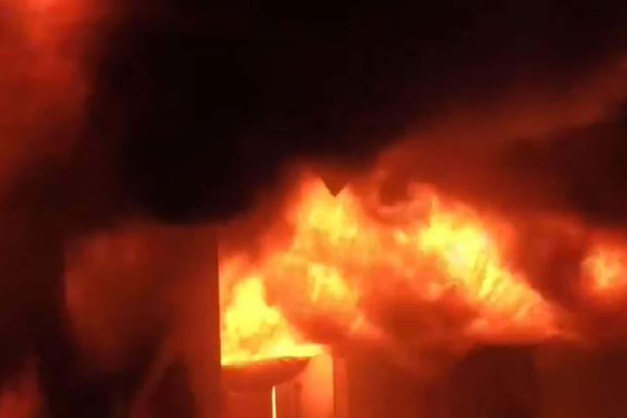 নিউ টাউনে ইকো পার্কের কাছে ঘুনি বস্তিতে ভয়াবহ আগুন! পুড়ে ছাড়খার সব, দেখুন ভিডিও নিউ টাউনে ইকো পার্কের কাছে ঘুনি বস্তিতে ভয়াবহ আগুন! পুড়ে ছাড়খার সব, দেখুন ভিডিও