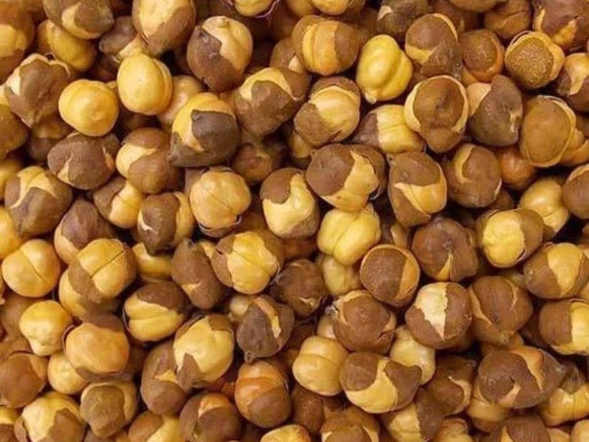 জলের পরীক্ষা: কয়েকটি ছোলা এক গ্লাস জলে ভিজিয়ে রাখুন। যদি জল দুধের মতো বা চকের মতো ঘোলাটে হয়ে যায়, তবে বুঝতে হবে ছোলায় রাসায়নিক মেশানো আছে। জল পরিষ্কার মানে ছোলায় কেমিক্যাল মেশানো নেই।