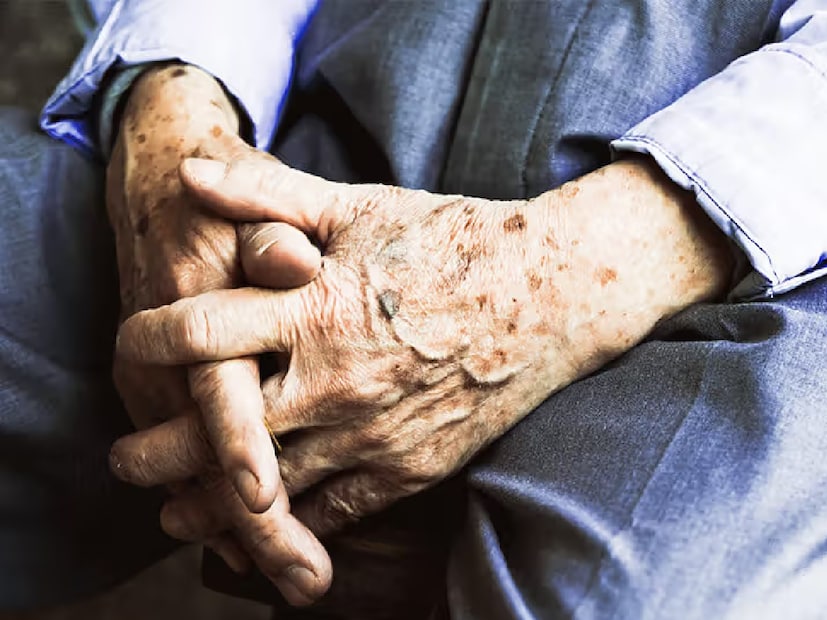 আপনার বয়স হয়েছে, সেটা মেনে নিন। ৬০ বছর বয়সে ভাববেন না, ৩০ বছরে আপনি কতটা ফিট ছিলেন। নিজেকে প্রতিমুহূর্তে উদযাপন করুন।