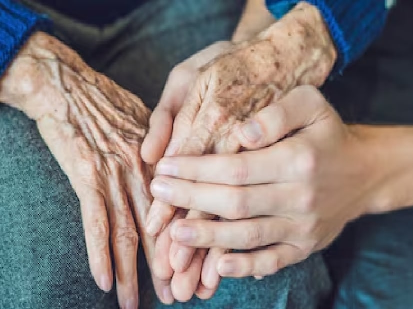 আফসোস করা ছেড়ে দিন। কবে কোন বন্ধু আপনাকে ফোন করে খোঁজ নেয়নি, কিংবা ছোট বোন কবে আপনার সঙ্গে খারাপ ব্যবহার করেছিল, এইসব বস্তাপচা ইমোশন ঝেড়ে ফেলুন।