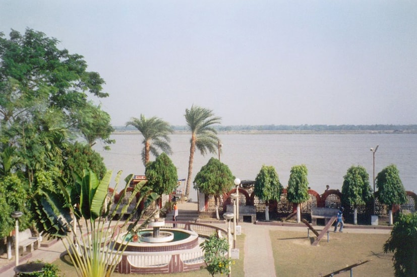 টাকি, উত্তর ২৪ পরগণা: ফিশিং, পিকনিক আর দেশি খাবারের স্বাদ সব একসঙ্গে ইছামতী কটেজে। টাকির ইছামতী নদীর ধারে গড়ে ওঠা ইছামতী কটেজ আজ প্রকৃতি প্রেমীদের অন্যতম পছন্দের ঠিকানা। বাইরে থেকে দেখে মনে হবে একেবারে গ্রামবাংলার সাধারণ কাঠের ঘর—ইট, সিমেন্ট বা আধুনিকতার বাড়াবাড়ি এখানে নেই। (জুলফিকার মোল্যা) (photo collected) টাকি, উত্তর ২৪ পরগণা: ফিশিং, পিকনিক আর দেশি খাবারের স্বাদ সব একসঙ্গে ইছামতী কটেজে। টাকির ইছামতী নদীর ধারে গড়ে ওঠা ইছামতী কটেজ আজ প্রকৃতি প্রেমীদের অন্যতম পছন্দের ঠিকানা। বাইরে থেকে দেখে মনে হবে একেবারে গ্রামবাংলার সাধারণ কাঠের ঘর—ইট, সিমেন্ট বা আধুনিকতার বাড়াবাড়ি এখানে নেই। (জুলফিকার মোল্যা) (photo collected)