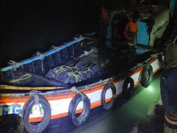 জাহাজ দিয়ে ধাক্কা মেরে ভারতের ট্রলার ডুবিয়ে দেওয়া নিয়ে অবশেষে মুখ খুলল বাংলাদেশের নৌসেনা