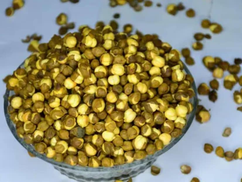 টিস্যু পরীক্ষা: কয়েকটি ছোলা সাদা টিস্যুর উপর চেপে ভাঙুন। যদি লাল বা হলুদ দাগ পড়ে, বুঝবেন ছোলায় কৃত্রিম রং মেশানো আছে। দাগ না পড়লে ছোলাগুলি আসল।