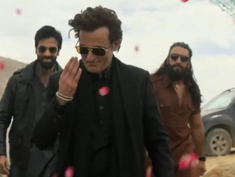 রণবীর সিং, সঞ্জয় দত্ত, অক্ষয় খান্না, অর্জুন রামপাল, সারা অর্জুন এবং আর. মাধবন অভিনীত 'ধুরন্ধর' ছবিটি বক্স অফিসে সাড়া ফেলেছে। আদিত্য ধর পরিচালিত এই ছবির গল্প এবং সকলের অভিনয় প্রশংসা পাচ্ছে। তবে, ছবিটির জন্য অক্ষয় খান্নার ইনস্টাগ্রামে ট্রেন্ডিংয়ে। এই ছবিতে অক্ষয় খান্নার লুক বদলে ফেলা হয়েছে, যা তাঁকে অসম্ভব সুন্দর মানিয়েছে৷ অক্ষয় দুর্দান্ত অভিনেতা। এই ছবিতে তিনি গ্যাংস্টার রেহমান ডাকাতের শক্তিশালী ভূমিকায় অভিনয় করেছেন। পরিচালক মধুর ভাণ্ডারকর সহ অনেকেই তাঁর অভিনয়ের প্রশংসা করছেন।