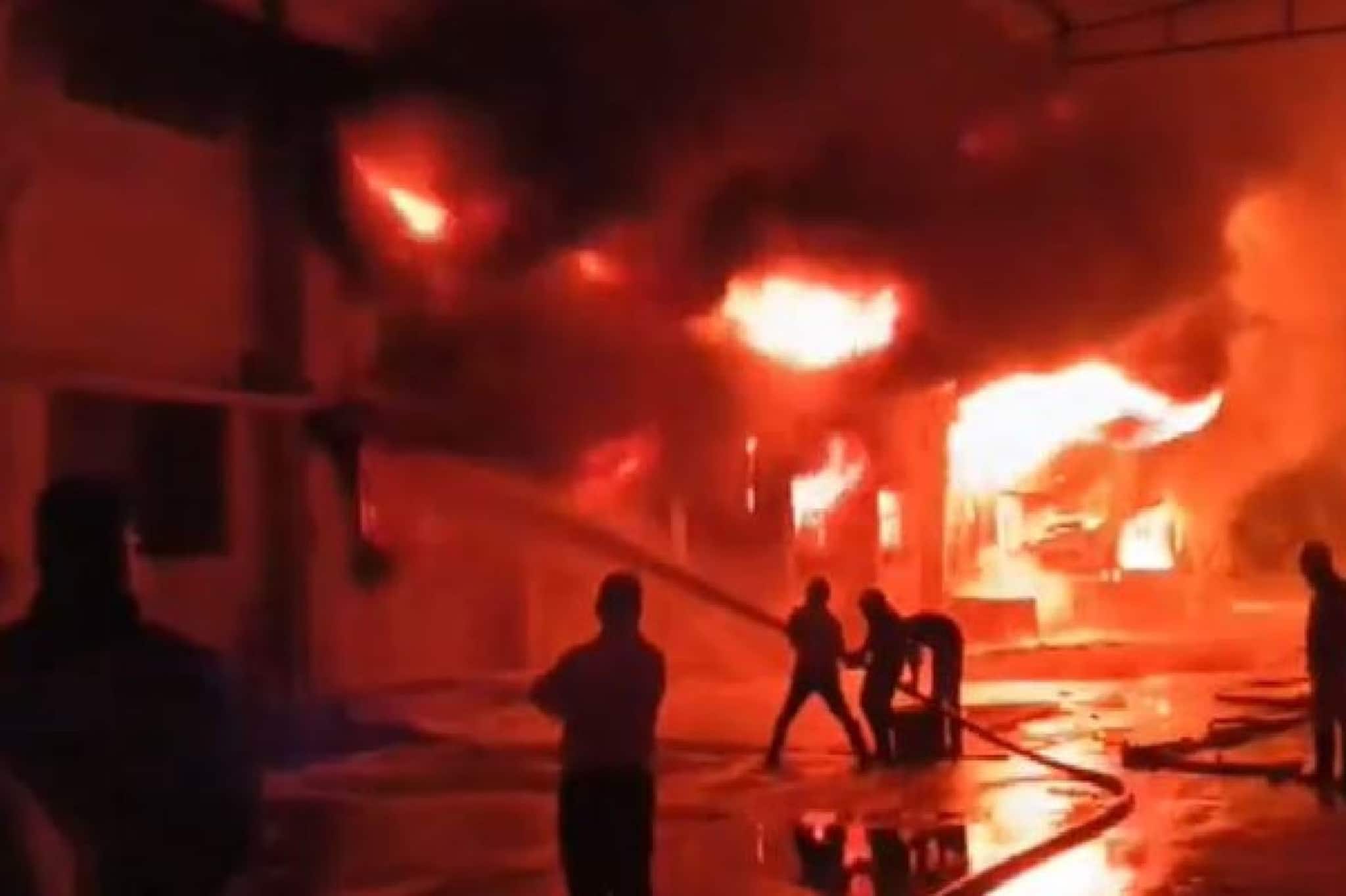 ইকো পার্কের কাছে ভয়াবহ আগুন, ঘটনাস্থলে ১২ ইঞ্জিনে ইকো পার্কের কাছে ভয়াবহ আগুন, ঘটনাস্থলে ১২ ইঞ্জিনে