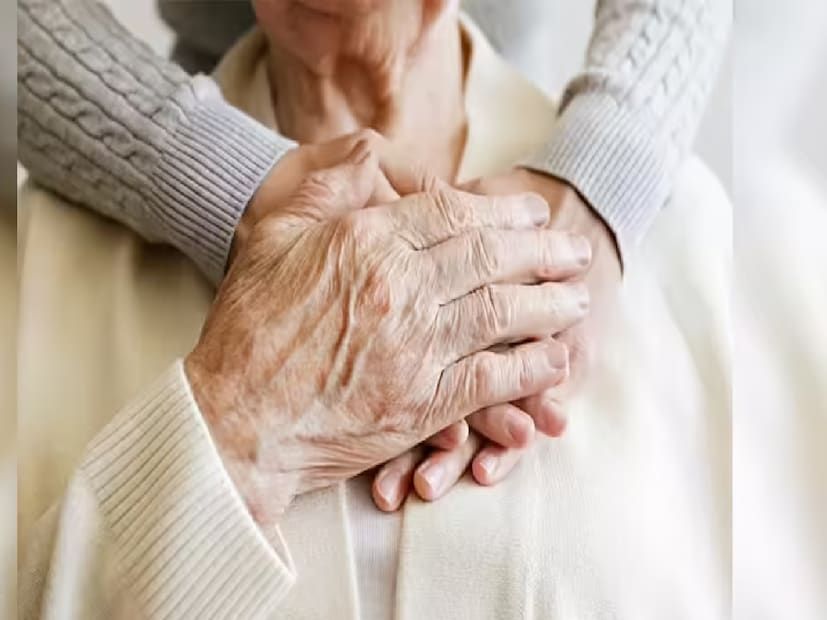 আপনার শরীর এখনও মূল্যবান, এই ভাবনাটা মনে দৃঢ়ভাবে গেঁথে নিন। হাঁটুর ব্যথাকে 'বয়সজনিত' বলে এড়িয়ে যাবেন না। এক্সারসাইজ করা শুরু করুন, প্রাতভ্রমণে যান, জীবনকে উপভোগ করুন।